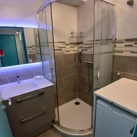 Bright Near With Pool Apartment *