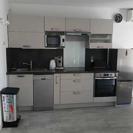 Bright Near With Pool Apartment *